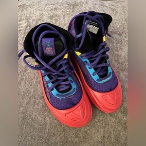 Rudis youth Wrestling Shoes s.5.5. worn for 1/2 season. Excellent condition.